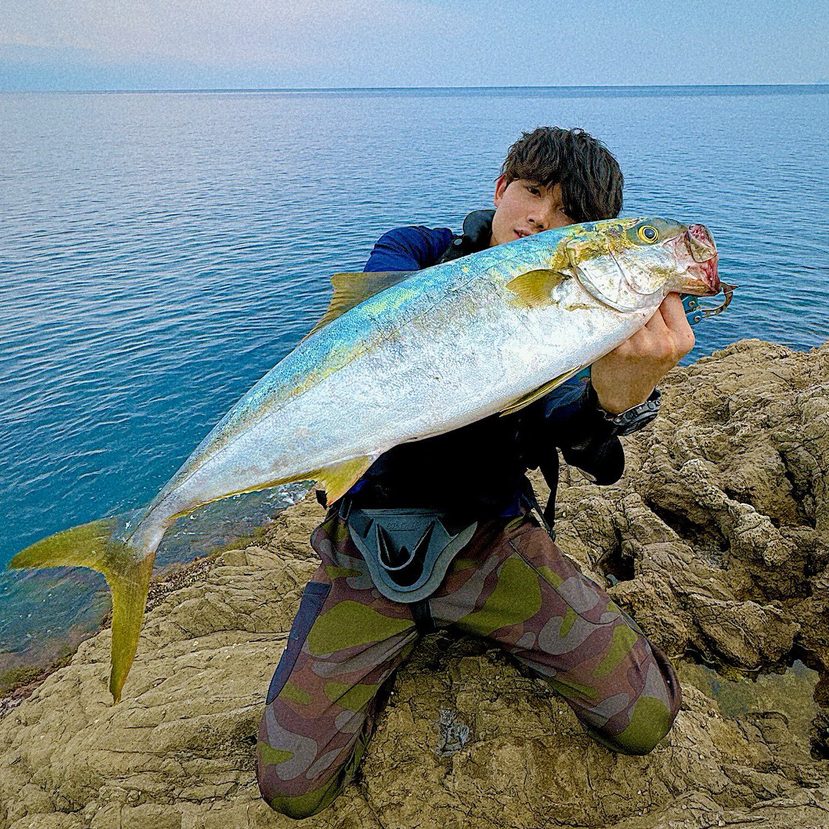 hisui_smirnoff's tweet photo. 地元地磯へロックショア釣行‼️
夢を抱き続けて遂にヒラマサをキャッチ👊
改めて思うと渓流ルアーとリバーシーバスをやってなかったらとれなかった….
ポッパー・ダイペンでも出ないなか、ミノーを使い見切られずに確実に食わせた1匹🔥
#ヒラマサ
#青物
#ロックショア
#タックルハウス
#K2F162 https://t.co/TtGiiTaIZD