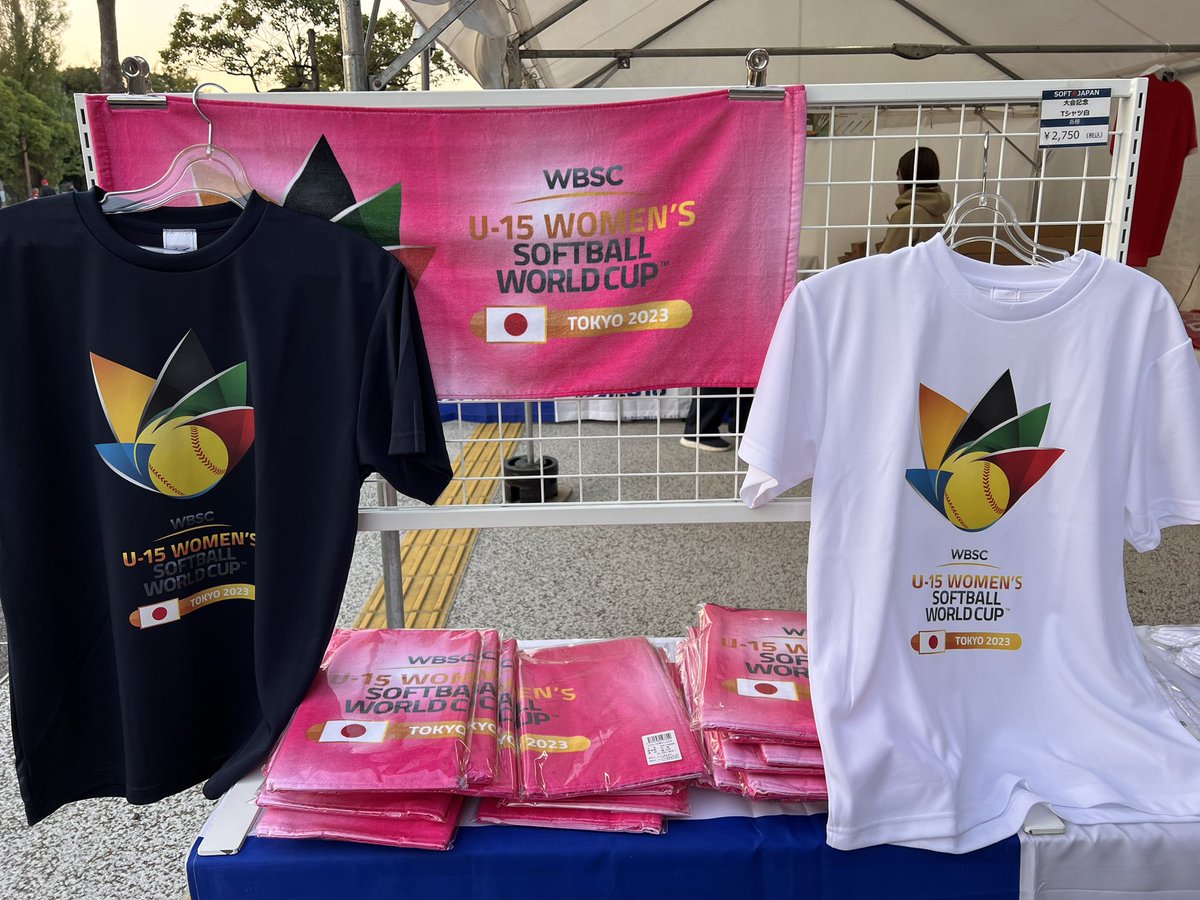 u15wswc's tweet photo. 会場ではミズノ大会限定グッズも販売中です🥎

海外選手たちにも人気✨
土日お越しの際はぜひお買い���めください🎁

#SoftballWorldCupWU15 https://t.co/2SGwYjFsSy