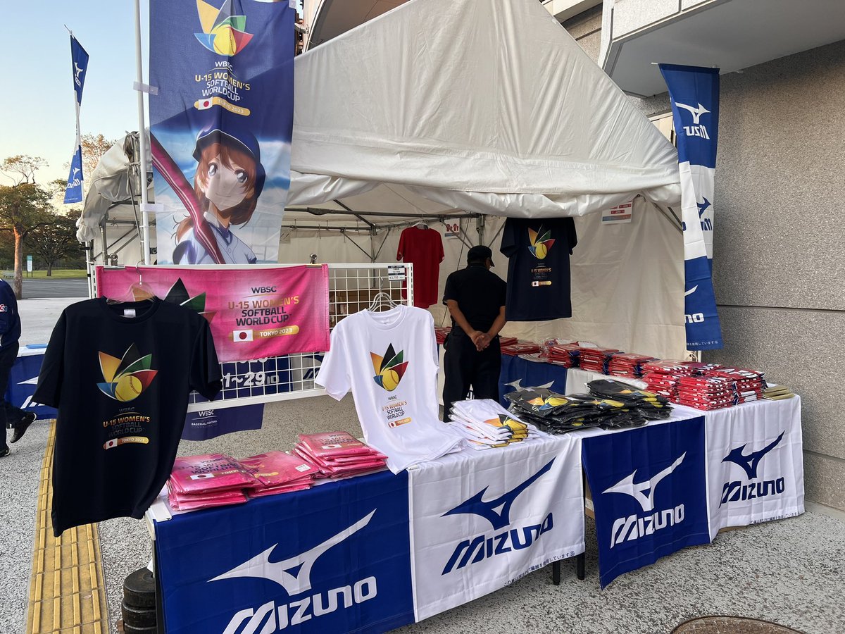 u15wswc's tweet photo. 会場ではミズノ大会限定グッズも販売中です🥎

海外選手たちにも人気✨
土日お越しの際はぜひお買い���めください🎁

#SoftballWorldCupWU15 https://t.co/2SGwYjFsSy