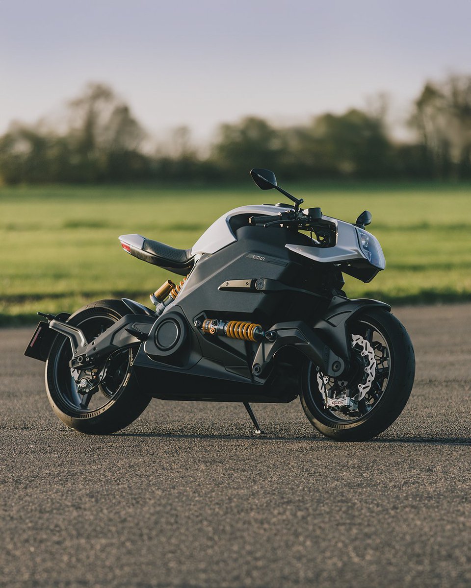ArcVehicle's tweet image. Vector on one of the recent test ride sessions, soaking up the last of the summer sun... ☀️⚡️

Limited places remain, DM for more details
#arcvector #testride #trackday #electricbike #adifferentroad
