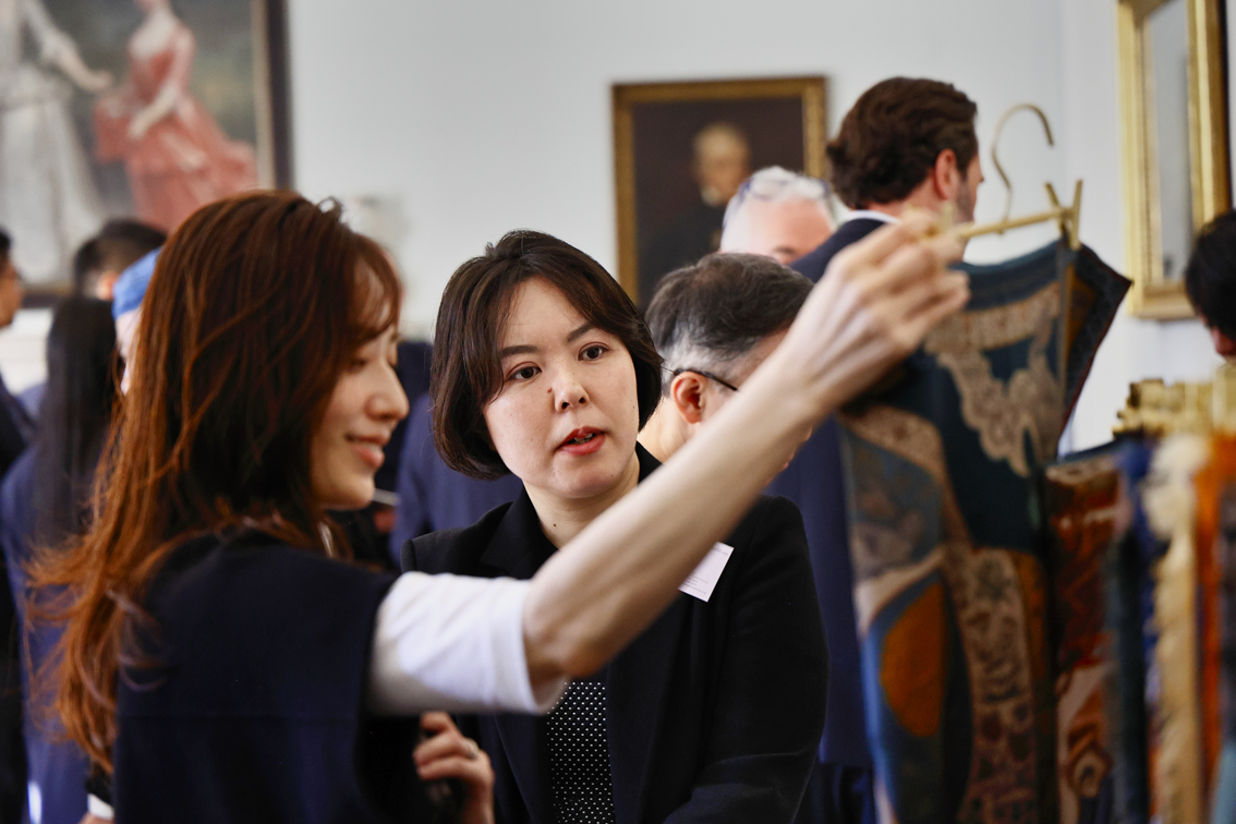 大使公邸で、9つの英国ラグジュアリーブランドが一堂に介した展示商談会を開催。

衣料品やバッグ、靴、アクセサリーなど、英国が誇るクラフトマンシップや素材・色使いの感性を直接手に取ってご覧いただきました。