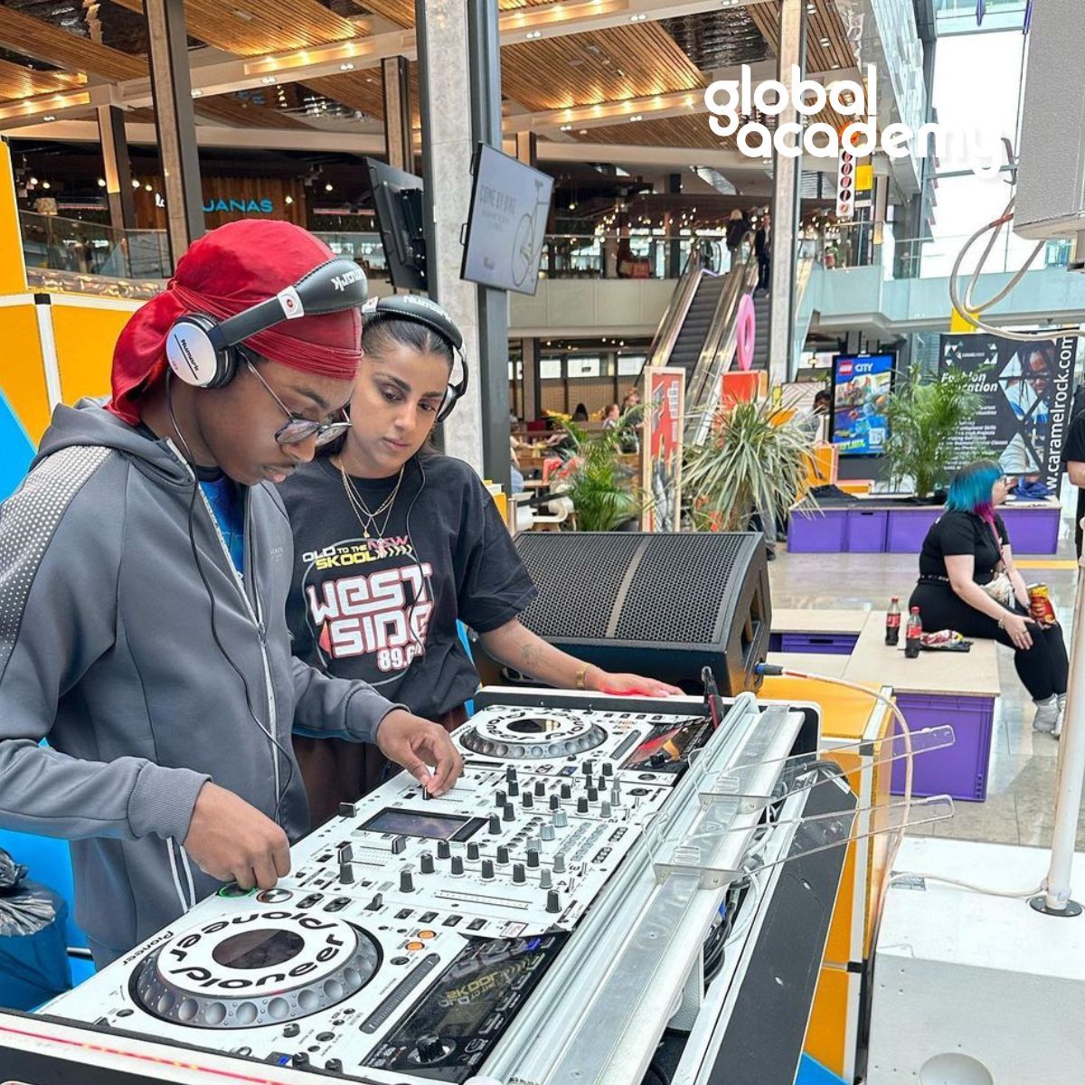 🎉 Feel Good Friday 🎉 Let's throw it back to last weekend when our amazing students had the opportunity to dive into the world of DJing, all thanks to our incredible friends at @thisiswestside 🎧🎶 #FeelGoodFriday #MusicIsLife #LearningIsFun #OnlyAtGlobal #WestsideRadio