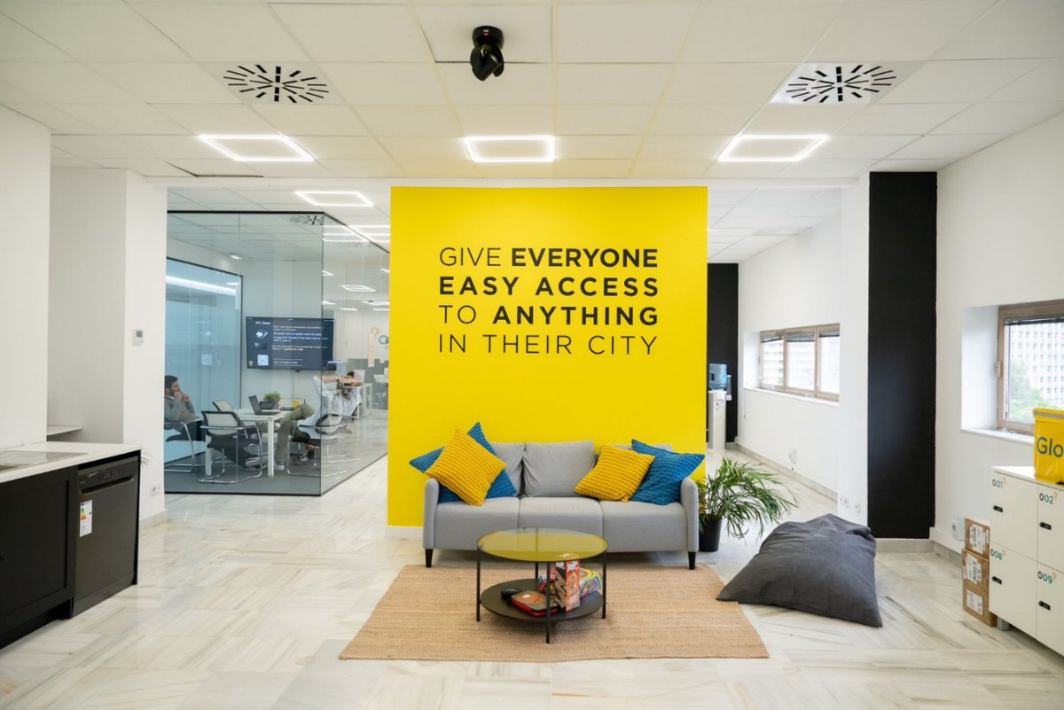 SevillaOFB's tweet photo. ❇ @glovo 𝐞𝐬𝐜𝐨𝐠𝐞 𝐒𝐞𝐯𝐢𝐥𝐥𝐚 ❇
Refuerza su presencia en la capital y en el sur del país con una nueva oficina de 200m2 y más de 20 profesionales.
👉 Se prevé una inversión de 3 millones de euros para consolidar la plataforma en la región.
#OpenToYourProject https://t.co/zHg0nZqTpT