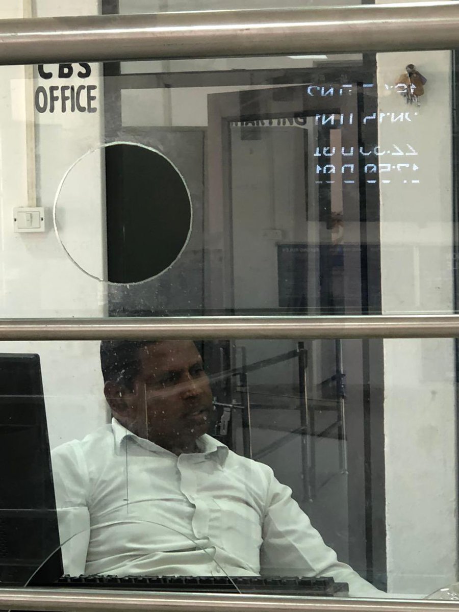 ThackerNikhil's tweet photo. भुज रेलवे स्टेशन पर यह अधिकारी अपने पद का दुरुपयोग करते हुए अपनी मनमानी कर रहा है ओर महिलाओं के साथ दुर्व्यवहार कर रहा है । यह भाई साहब का कहना है सरकार हमें AC Room में बैठने की तनख़्वाह हेती है। @drmadiwr @WesernRly @AshwiniVaishnaw @DarshanaJardosh @RailMinIndia https://t.co/56Xp0dkjwK