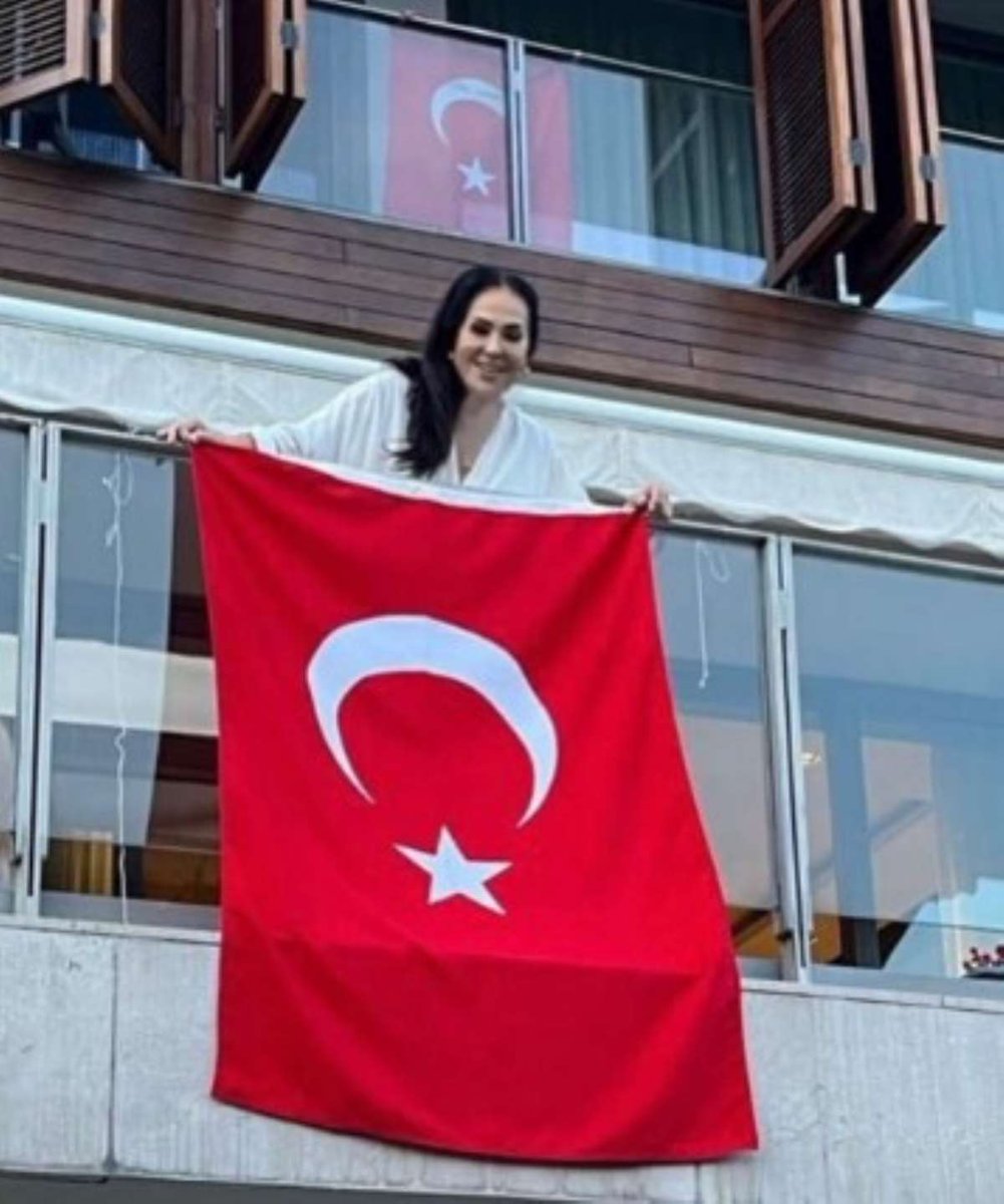 darkwebhaber's tweet photo. Türkan Şoray evinin balkonuna Türk bayrağı astı. https://t.co/F1sFK1Exfl