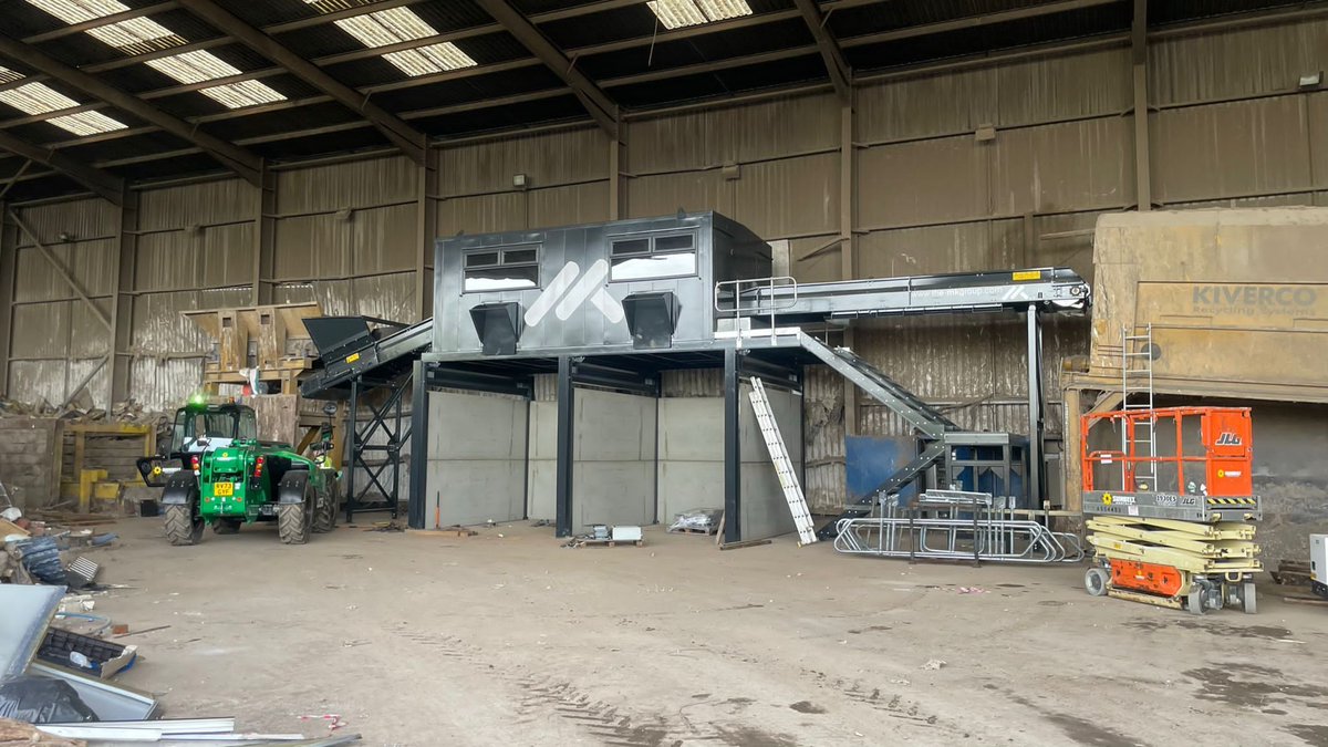 Our Metcalfe Logistics team on the move! Another successful two-day project with MK Group in Derby last week. Our skilled drivers ensure the smooth and efficient transportation of heavy loads. 

#MetcalfeLogistics #OnTheRoad #DeliveringExcellence