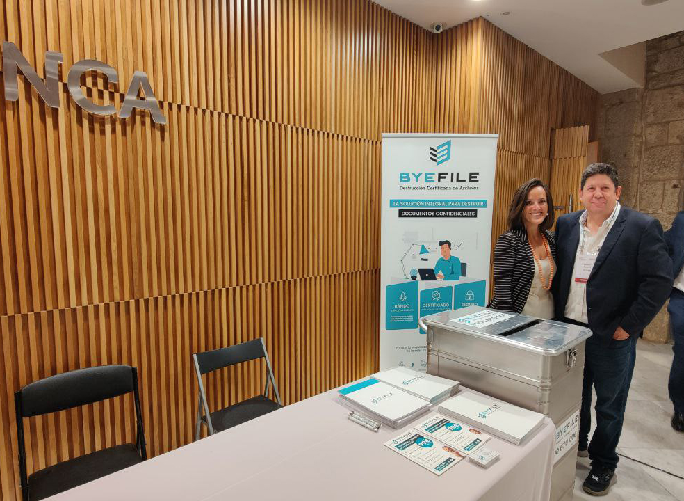 👥🙌Estamos en #SantiagodeCompostela en el #XXIIICongresoASNALA, acompañando a los congresistas en esta primera jornada de ponencias. Muchas gracias a la presidenta de <a href="/ASNALA_/">ASNALA</a>, Ana Gómez, por recibirnos. 

#DestrucciónDocumentos #DestrucciónCertificada