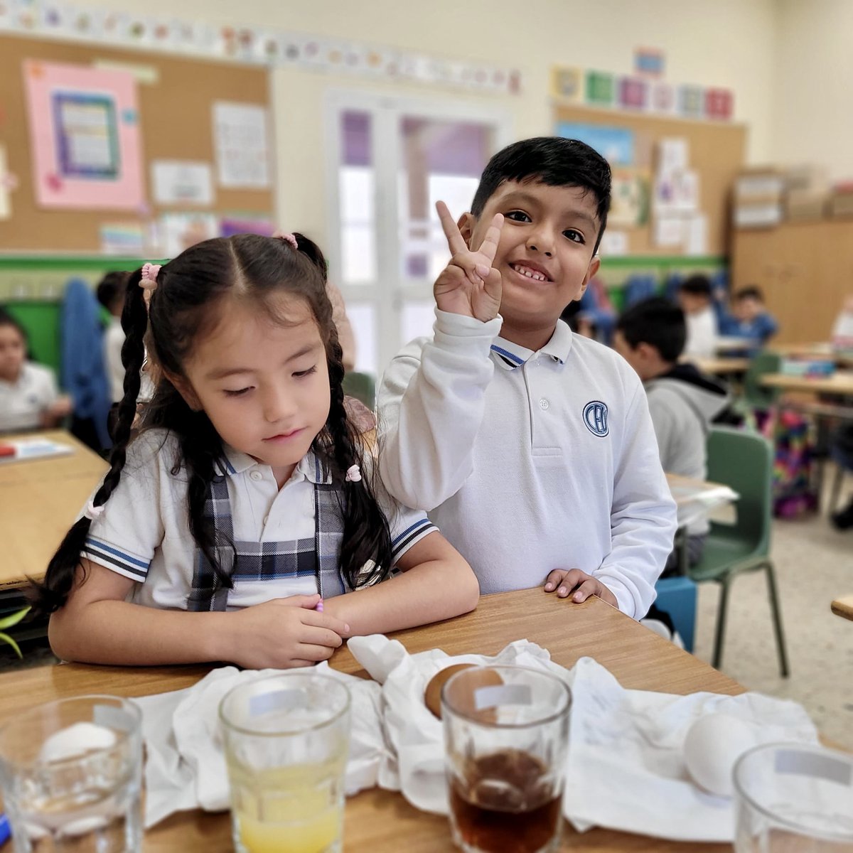 La clase de 1º realiza un experimento 👩‍🔬🧑‍🔬 sumergiendo un huevo en distintos líquidos para ver cómo reacciona la cáscara 🥚

Hemos visto cómo afectan el azúcar, químicos y colorantes👀

#colegioshhcc #educaciónvicenciana