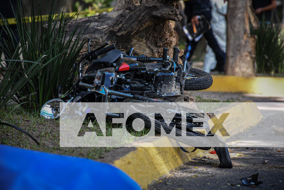 AFOMEX_mx's tweet photo. 📸 #Galeria • JOVEN MUERE TRAS SUFRIR ACCIFENTE sobre la avenida Insurgentes de Tepic; uno más resultó lesionado.

(Foto: Reportero/AFOMEX) https://t.co/4cGpkMyNPc