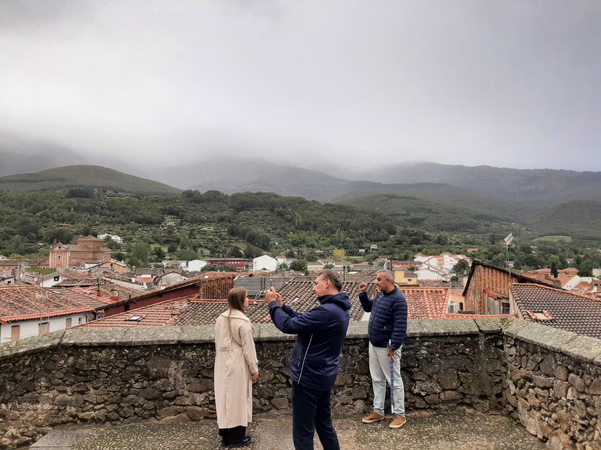 extremadura_tur's tweet photo. 2 periodistas del medio alemán #Touristbook🇩🇪 han visitado esta semana #Extremadura. En su viaje han recorrido lugares como #Hervás #ElAnillo @MonfraguePN #Cáceres @MuseoHAlvear #Mérida @MuseoRomano #Zafra y #JerezDeLosCaballeros. Además han conocido nuestras Rutas Gastronómicas. https://t.co/j2VQIHqq50