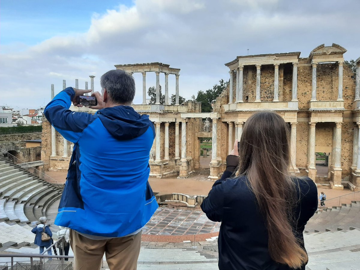 extremadura_tur's tweet photo. 2 periodistas del medio alemán #Touristbook🇩🇪 han visitado esta semana #Extremadura. En su viaje han recorrido lugares como #Hervás #ElAnillo @MonfraguePN #Cáceres @MuseoHAlvear #Mérida @MuseoRomano #Zafra y #JerezDeLosCaballeros. Además han conocido nuestras Rutas Gastronómicas. https://t.co/j2VQIHqq50