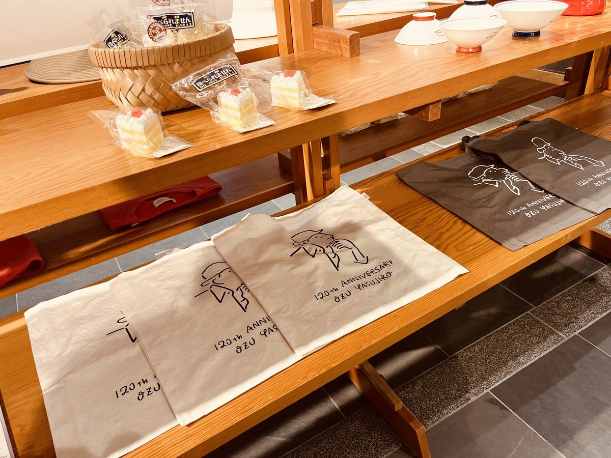 CarlottaFilms's tweet image. OZU, toujours OZU, partout dans le monde, pour les 120 ans de sa naissance &amp;amp; 60 ans de sa disparition. Comme cette belle collaboration #Shochiku, l’artiste @yunagaba et les magasins @BEAMS_JP actuellement au Japon ! &amp;amp; Au cinéma en France, 2 OZU rares ou inédits, livres … ⬇️