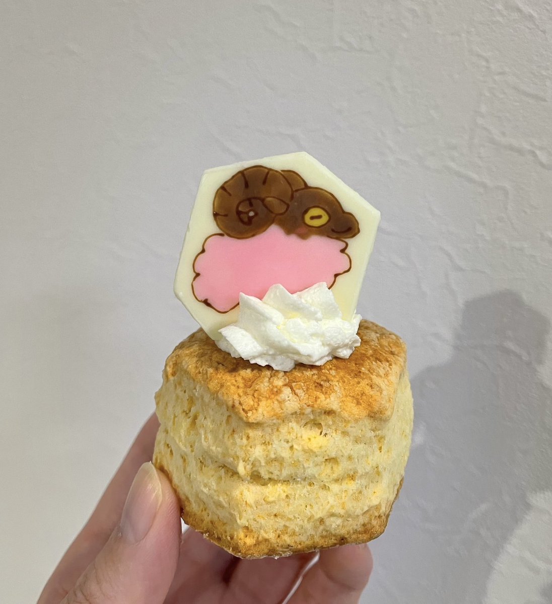 祝６周年！
今年はミャルロのアフタヌーンティー的なものです、ティーはあとでいれて飲みます…
スコーン、オレンジムース、メロンのプチガトーを作りました🎂
#キャラスト #キャラチョコ #CaravanStoriesFanArt