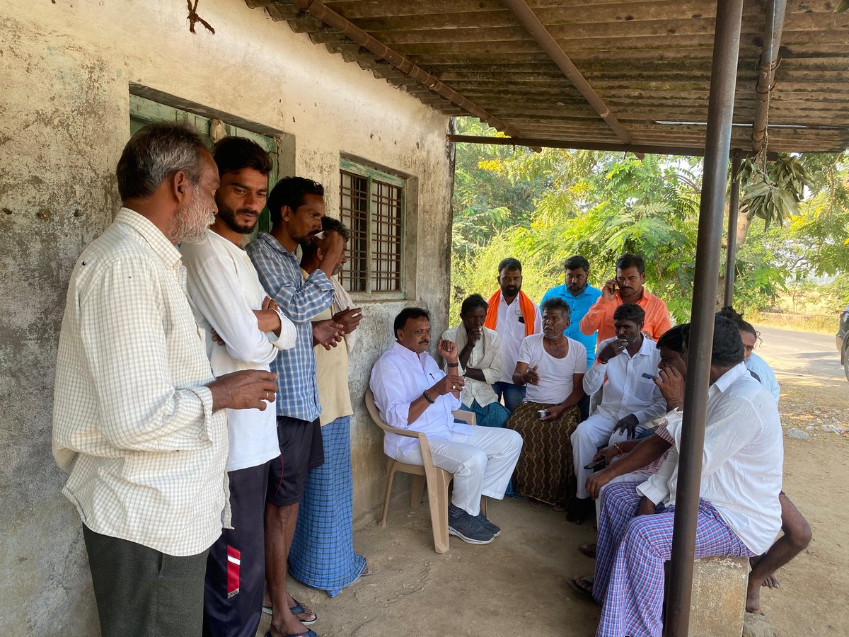 Preddybjp's tweet photo. చాయ్ పే చర్చ కార్యక్రమంలో భాగంగా రెంజల్ మండలంలోని దండి గుట్టతండా , కిసాన్ తండా గ్రామాలలో పర్యటించి స్థానికులతో కలిసి స్థానిక సమస్యలు తెలుసుకుని, పరిష్కారం దిశగా పనిచేస్తామని హామీ ఇచ్చాం. బీఆర్ఎస్ ప్రభుత్వ పాలనలో గత పదేండ్లుగా ప్రజలు పడుతున్న గోస పోవాలంటే, సుపరిపాలన అందాలంటే భారతీయ జనతా పార్టీ అధికారంలోకి రావాలని చైతన్యం చేయడం జరిగింది. మన లక్ష్యం.. బిజెపి విజయం.. బోధన్ నియోజకవర్గ అభివృద్ధి. ఆశీర్వదించండి. మద్దతు తెలపండి. కమలం పువ్వు గుర్తుకే మన ఓటు.

#ChaiPeCharcha