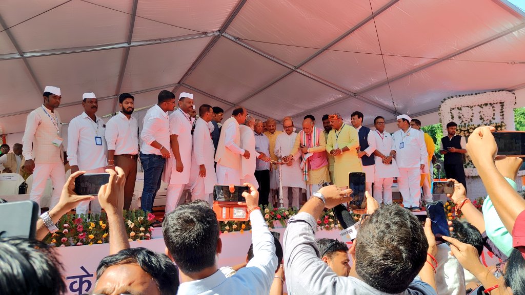 ManjeetSahuINC's tweet image. गुरुवार को बिहार काँग्रेस द्वारा प्रदेश कांग्रेस मुख्यालय, सदाक़त आश्रम, पटना में बिहार के प्रथम मुख्यमंत्री बिहार केसरी, डॉ श्रीकृष्ण जी की 136वीं जयंती समारोह में शामिल हुआ। @akhileshPdsingh @INCBihar
(26 अक्टूबर 2023)