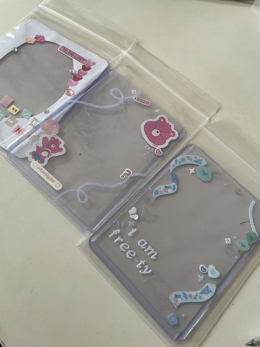 byyubeom's tweet photo. hi sg neverlands!! 
i will be bringing some fansupport to the gidle concert this Sunday!! examples are in the pics below, i will be giving out handmade keychains and selling some toploaders <3 

location and time tba! (will update under this post/ a new post) 
#GIDLEinSG #GIDLE https://t.co/jbot3ooTGd