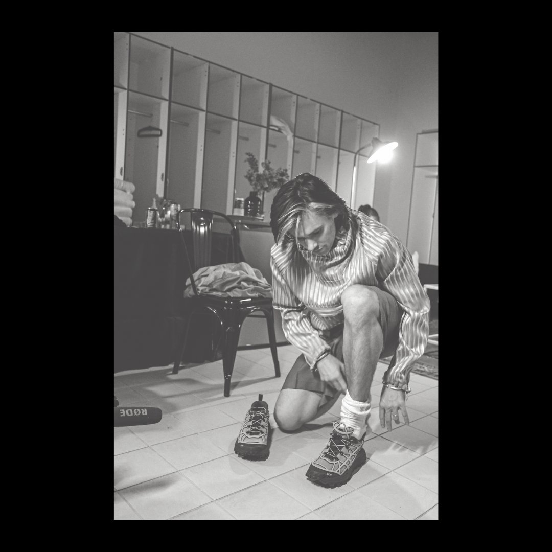 Orel_san's tweet photo. Je sais pas si vous vous rappelez de mon photographe Félix Aaa. Vous l’avez sûrement vu sur scène ou dans le public habillé en Ninja. Ou juste vous avez vu ses photos sur insta. Il a pris ses meilleures photos du Civilisation Tour et les a regroupées dans un très beau livre aux éditions de la Martinière.

Ça sort le 10 novembre mais déjà dispo en précommande.📚📸
https://t.co/eQcrR8VyXF