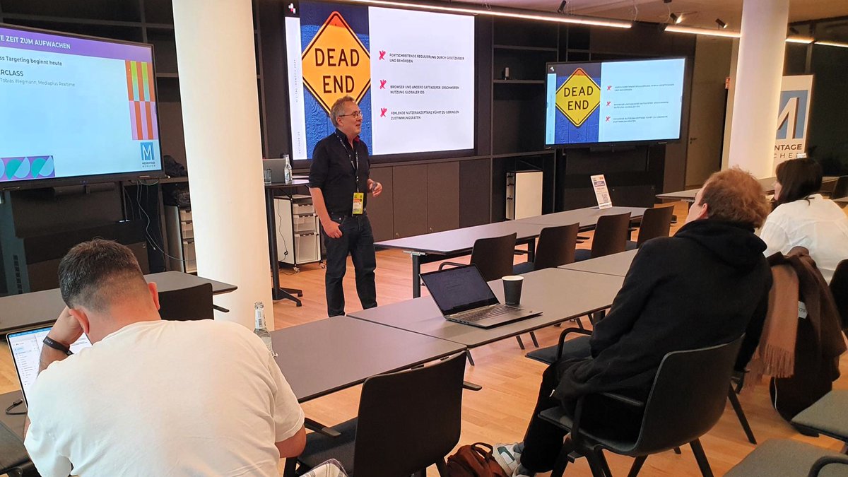 Digitale #Werbung an Abrisskante? „So leicht wird es nie wieder werden“, räumt Tobias Wegmann von #MediaplusRealtime @Serviceplan zum Ende der 3rd Party Cookies ein. Bei #MTM23-Masterclass wird deutlich: Alternative 1st Party Cookies haben Vorteil, weniger reguliert zu werden.