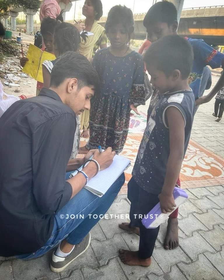 🌟 Help us create a brighter, more literate India...Just like our Bhaiya 🇮🇳📚✏️

How can you join this movement? 
It's easy!

📞 Drop us a WhatsApp, send a text, or contact us at 9555898945 and 9582173079.
🖋️ Sign up through wejointogether.org.

#ReachToTeach #KhojBachpanKi