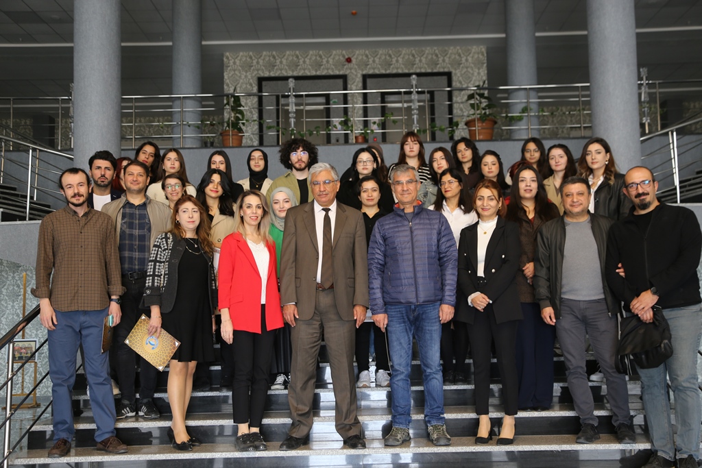 100’üncü Yıl İçin 19 Eserlik Resim Sergisi Açıldı

Aksaray Üniversitesi (ASÜ) Eğitim Fakültesi Resim-İş Eğitimi Bölümü öğrencileri ve akademisyenleri, Türkiye Cumhuriyeti’nin 100’üncü kuruluş yıl dönümüne ithaf ettikleri bir resim sergisi açtı.

🔗aksaray.edu.tr/100uncu-yil-ic…