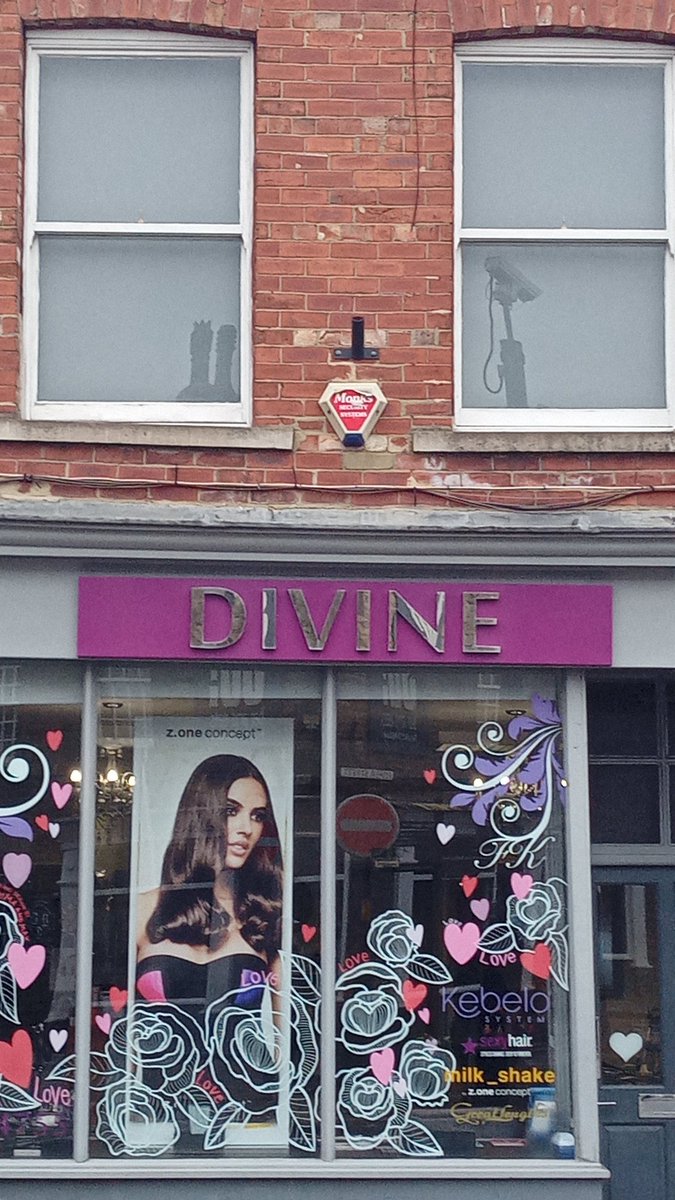 dearianfawn's tweet image. Turn around…and take a look at the name of this beauticians which I hope is a tribute to #Divine #ShootYourShot #NativeLove #WalkLikeAMan #YouThinkYoureAMan