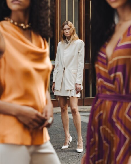 KoccaOfficial's tweet photo. Kocca si colora d'autunno con i nuovi scatti della collezione FW23. Tessuti fluidi, stampe geometriche e completi evergreen declinati in colori caldi e silhouette inedite. I nuovi scatti richiamano l'autunno raccontando la quotidianità di una donna dinamica ed elegante. https://t.co/0uHlzLLM8f