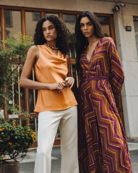 KoccaOfficial's tweet photo. Kocca si colora d'autunno con i nuovi scatti della collezione FW23. Tessuti fluidi, stampe geometriche e completi evergreen declinati in colori caldi e silhouette inedite. I nuovi scatti richiamano l'autunno raccontando la quotidianità di una donna dinamica ed elegante. https://t.co/0uHlzLLM8f