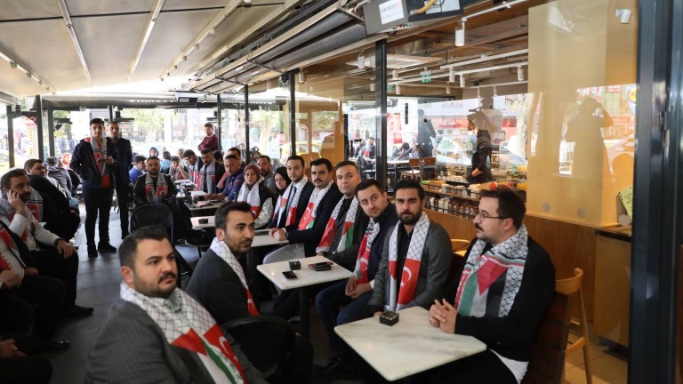 nedenttoldu's tweet photo. AK Parti Gençlik Kolları üyeleri, Starbucks şubelerinde Filistin atkılarıyla yarım saat oturarak “yer kapatma eylemi” gerçekleştirmeye başladı. 

Bilgi notu • Starbucks Türkiye operasyonunu Kuveyt merkezli Alshaya Grubu yürütüyor. https://t.co/y9aTobiRIn