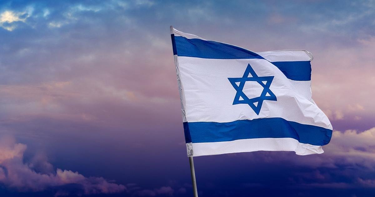 TomerSimon's tweet photo. דו״ח עתיד האומה

אנחנו מגיעים לשבוע הרביעי למלחמה, ואנחנו רואים וחווים עד כמה עמוק מנגנוני המדינה לא מתפקדים ולא פועלים למענינו.
לכן, כדאי כבר להתחיל לדבר על היום שלאחר המלחמה, ואני לא מתכוון לועדת החקירה הממלכתית שתחקור איך המחדל התרחש.
אני מתכוון להזדמנות לבנות את המדינה והאומה מחדש.
אני משער שזה יעצבן הרבה אנשים, אבל לפחות אני חושב שאני שיוויוני ומזיז לכולם את הגבינה.

הפרדת רשויות מלאה
צריך להחזיר לכנסת את כוחה כריבון וכמחוקק האמיתי של המדינה.
ועדת שרים לחקיקה תפורק.
כתיבת חוקה בהסכמה רחבה למדינה שתבטיח ותבצר את היותה דמוקרטית עם הגנה על זכויות בסיסיות לכלל האזרחים.
חוקי יסוד מועברים בארבע קריאות על פני שתי כנסות. 
צריך רוב של 80 חברי כנסת כדי לחוקקם או לשנותם.
חברי כנסת לא יכולים להיות עם תיק פלילי מהעשור האחרון. לא ניתן להיות חבר כנסת עם שני רישומים פליליים ומעלה.

ועדות הכנסת הראשיות אינן נשלטות על ידי הקואליציה. הכנסת חייבת לחזור ולקבל את סמכויותיה ותחומי אחריותה כלפי הציבור שבחר אותה- זה אומר יכולות בקרה ופיקוח מלאות על עבודת הממשלה ורשויות המדינה. היום ועדות הכנסת הן חותמת גומי של הממשלה, ואינן מבצעות את תפקידן. 
במידה והממשלה צריכה שינוי חקיקה, אז רק הכנסת יכולה להניע את תהליך החקיקה.
שינוי שיטת הבחירות בישראל שתאפשר את יישום הפרדת הרשויות.

ממשלה
הגבלת קדנציה של ראש ממשלה לשתיים בלבד, או לשמונה שנים מקסימום. שינוי מחייב 80 חברי כנסת.
כל השרים בחוק הנורווגי. אין שר שהוא גם ח״כ.
ראש הממשלה הוא היחיד שיכול להיות גם ח״כ.
מינויים פוליטיים אפשריים למגוון מצומצם של תפקידים, וגם שם תנאי סף מחמירים ובלתי מתפשרים על ההתאמה של המועמד לתפקיד.
שינוי מבנה הממשלה ויצירת משרדים חדשים דורש אישור של 80 חברי כנסת- חוק יסוד.
ממשל פתוח ומקוון על 100% משירותיו לאזרחים ולעסקים. יישום מלא של ask once וcloud and digital first. כל המידע הממשלתי זמין לציבור.
צמצום של 20% בעובדים בסקטור הציבורי/ממשלתי.
ראש הממשלה צריך פעם בחצי שנה צריך לתת נאום מצב האומה לכלל אזרחי המדינה. 
כל ממשלה חייבת שיהיה לה שר אחד לפחות מהחברה הערבית .
בנוגע לועדי העובדים של משרדי הממשלה - תיקון גורף שאומר שהכנסת טכנולוגיה חדשה ושיפורים אינם עילה לשביתה או לסכסוך עבודה.

דת ומדינה
אחד הגורמים המרכזיים לירידת קרנה של הדת היהודית בעיני היהודים בישראל הוא מיסודה והפיכתה לחלק מהמנגנון הממשלתי. השילוב בין דת ומדינה מזיק לשני הצדדים ופוגע בדת אפילו יותר משהו פוגע במדינה. המדינה תבטיח חופש דת וחופש מדת.

הבעיה במונח הזה הוא שאחוז ניכר מהציבור קורא ומבין אותו כאילו להפריד את היהדות מהמדינה. לא זו הכוונה. 

המונח הנכון הוא באנגלית the separation of church and stateכלומר הפרדת הדת ממוסדות המדינה ״בלבד״. הדת הרשמית של המדינה היא יהדות, ועל זה אין עוררין.
שירותי משרדי הממשלה ממשיכים להיות פעילים וזמינים גם בשבתות, תחבורה ציבורית מלאה בשבתות וחגים, עסקים וקניונים פתוחים בשבתות וחגים. רפורמה מלאה בכשרות, אין רבנים שמקבלים כסף מהמדינה למעט שני רבנים ראשיים. פירוק הרבנות הראשית ופיזור וביזור סמכויותיה. פתיחת המדינה לכל זרמי היהדות.

גיוס לצבא או לשירות לאומי
אין פטור לאף אחת מאוכלוסיות המדינה משירות צבאי או לאומי משמעותי.
חוק הגיוס מוסר לחלוטין.
הגבלת כמות אברכים (2-5%) לשנתון הזכאים להפחתה משמעותית על פי אותה התפיסה של עובדים או חוקרים מצטיינים.

תעשיות בטחוניות
צינון של שלוש שנים על קצינים בכירים שמשתחררים מהצבא לפני שיכולים לעבוד בתעשייה בטחונית בישראל. צינון של שנה אם רוצים לעבוד בחו״ל.

הפסקת הדלתות המסתובבות שפוגעות פגיעה ישירה במערכת הביטחון וביכולת שלה להגיב לשינויים ואיומים מתהווים.

צבא
פנסית גישור לבכירים מתחילה בשיהוי של שנתיים לאחר שחרורם מהצבא. הם חייבים לעבוד ולהכיר את דרך פעולת המדינה ולחוות חוויה אזרחית.

אנשים בשיא יכולת ההשתכרות עם כישורים ויכולות חשובים למגזר הפרטי והציבורי. 
צינון של 7 שנים לפני היכולת להיכנס לזירה הפוליטית. אם הם רוצים להיכנס כדרג מקצועי בסקטור הציבורי, על פי התאמתם, אז אין צינון (למעט אם זה למשרד הביטחון).

הקמת שתי חטיבות חי״ר סדירות ומקצועיות של לוחמים מיומנים מעבר לגיל 21. שינוי מתווה האיומים על ישראל מחייב אותנו להתחיל את הקמתם של כוחות צבא מקצועיים שידעו להתמודד מיידית עם מגוון איומים.

הלוחמים שחיילי צה״ל נלחמים בהם ברובם הם לוחמי קריירה, כלומר כאלה שנלחמים ומתאמנים ברצף שנים ארוכות. הפער אל מול לוחמי הסדיר הוא גבוה ולכן יש להקים כוחות תגובה מיידיים של לוחמים מיומנים ביותר שיספקו מענה הולם עד להגעת כוחות המילואים.

שטחים
הוצאה הדרגתית של כוחות צה״ל מהשטחים כדי שהתפנו לאימונים ולהגנה על גבולות המדינה וביצוע תפקידם.
יש צורך בהכנסת כוחות שיטור משמעותיים לשטחים שיחליפו את חיילי צה״ל.
צריך להגיע למצב שצה״ל יכול לצמצם את נוכחותו בשטחים בכ70%.
הפסקת ההגנה הצבאית-משטרתית על היאחזויות לא חוקיות ופינוין המיידי.

רשות פלסטינית וכלכלה פלסטינית
הגעה להסדר משמעותי עם קואליציה עולמית לחיזוק הרשות הפלסטינית ולביצוע רפורמה משמעותית במבנה ובמנגנונים שלה.
הפיכת כל שטחי B לשטחי A.
חיזוק הכלכלה הפלסטינית ישירות ולא חיזוק הרשות הפלסטינית בלבד.

מערכת חינוך
יש פה הזדמנות אחת לבצע שינוי מלא ועמוק במערכת החינוך שמכשילה את אזרחיה ואת המדינה.
הכנסת לימודי ליבה בכל מערכות החינוך ולכל הגילאים.
הכנסת לימודי שפה זרה כחובה בכל מערכות החינוך, ולימודים על פני חמש שנים לפחות.

ארגוני ביון ומודיעין
ישראל צריכה לאמץ את גישת סבבי המינויים בארגוני הביון הבריטיים, שם קצינים בכירים עוברים בין שלושת הארגונים. ככה נבנית תפיסה מגוונת יותר ולא מתקבעים בתפיסות וקונספציות ארגוניות.

איפוס ההנהגה הלאומית
בכירי מערכת הביטחון והמודיעין כבר לקחו אחריות מלאה על חלקם במחדל, ולאחר המלחמה הם לא יחכו למסקנות ועדת החקירה הממלכתית ויתפטרו מתפקידם.
עם עזיבתם הממשלה תנסה למנות כל מיני לשעברים לראשי הארגונים, ואסור לאפשר להם לעשות זאת.

יש צורך לוודא, וזו חובת העם, שכלל המנהיגים הפוליטיים שהביאו אותנו למשבר ההיסטורי הזה יעזבו את הכנסת והממשלה.
זה לא רק ראש הממשלה וכל הקואליציה שלו. 
גם גנץ ואייזנקוט, שהיו חלק מהכשל הבטחוני במשמרתם כרמטכ"לים או כפוליטיקאים חייבים ללכת.
בנט לא יוכל לחזור לפוליטיקה, וגם יאיר לפיד לא יוכל להמשיך.

עם ההתגייסות המדהימה של החזית האזרחית להצלת המדינה מעצמה, אני כולי תקווה שיהיו אנשים טובים שרואים קודם את כל את טובת המדינה ירצו להיכנס לפוליטיקה ו/או לדרג המקצועי בממשלה וברשויותיה.

נדרש איפוס מלא, ויש לנו הזדמנות אחת לנצל את המשבר הנוראי הזה לתיקון חוליי המדינה.

אין לנו ברירה. יש לנו מדינה אחת ואנחנו חייבים לוודא שהיא תתפקד ותפעל למענינו גם בעתיד הרחוק.