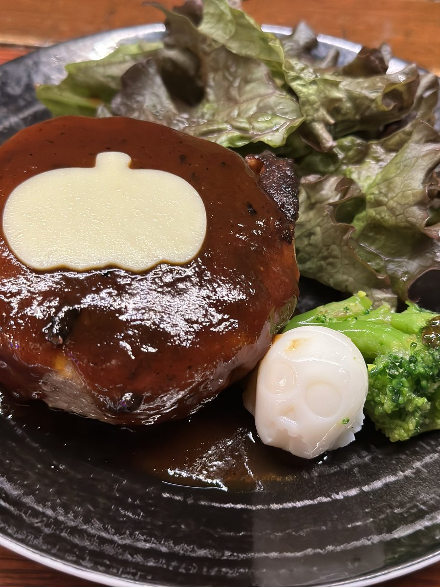 GINZA300BAR's tweet photo. 8丁目店の人気メニュー
じゅ〜し〜ハンバーグが期間限定でハロウィン仕様になります🎃
ハッピーハロウィン👻まだだけど

#300bar #銀座バー #��リドー街 https://t.co/pCPmsvdPxt