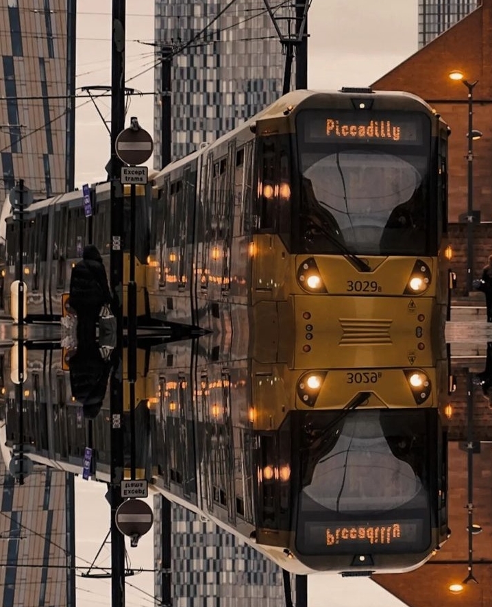 What's Manchester without a bit of rain and a yellow tram? 

📸 @throughmylenstm