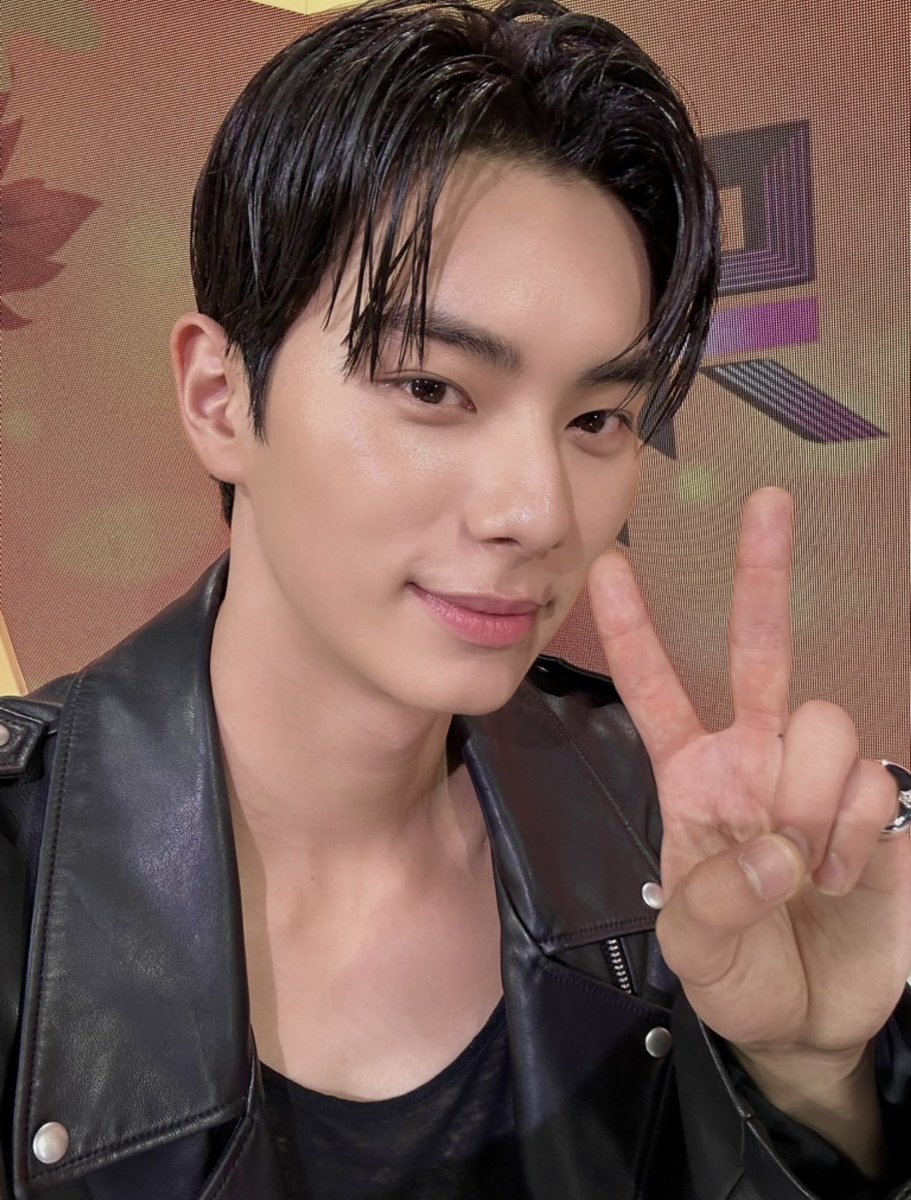 KBSMusicBank's tweet photo. 평화롭던 뮤뱅에 등장한 🏦
전설의 36대 은행장 최.수.빈 선배님🦊🐰

??? : 아콩 때보다 못해라 제발🙏🏻
ㄴ결과는 방송으로 지금 바로 확인하세요~! https://t.co/lbGDBknXBU