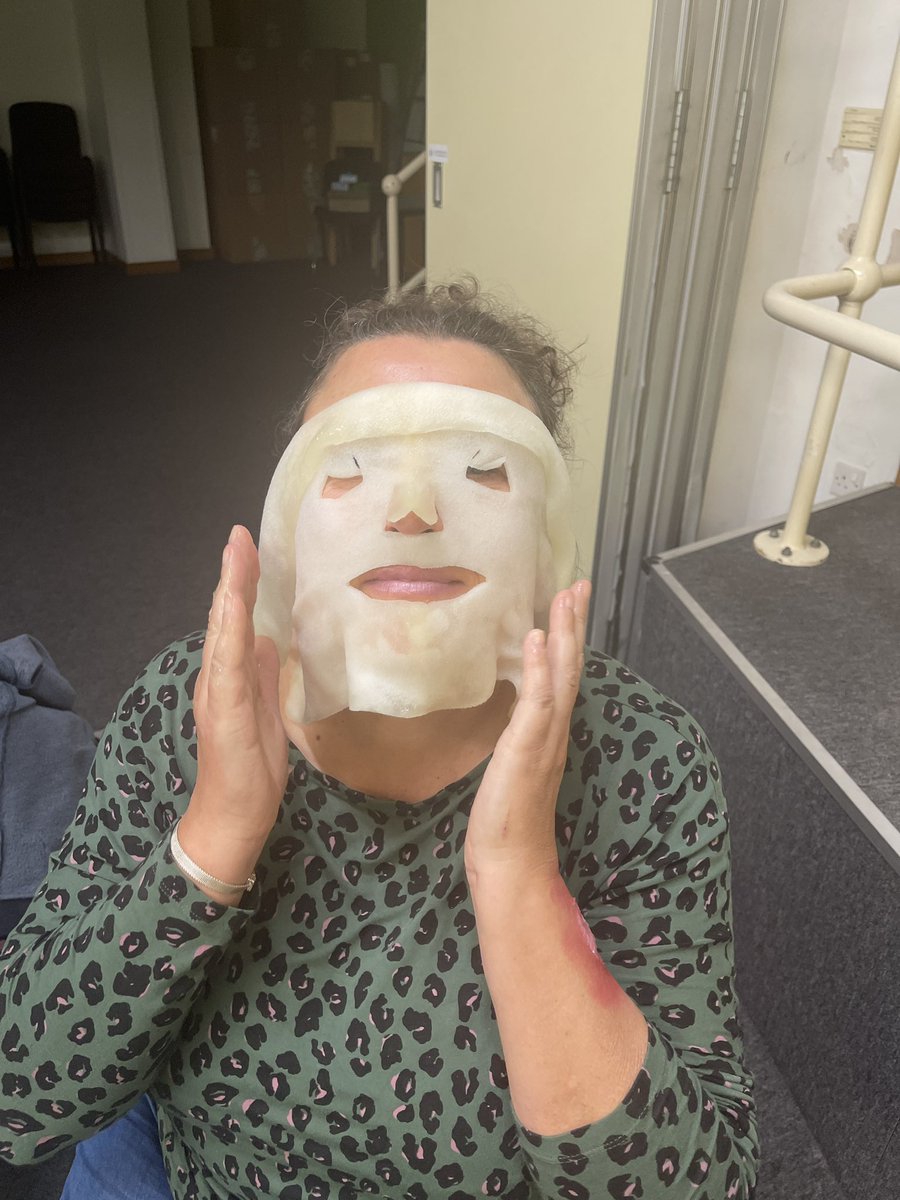 [TW: fake injuries] 
Really fun session for <a href="/TSB_SJA/">Totterdown South Bristol St John Ambulance</a> this week learning the secrets behind casualty simulation! We used make-up, Vaseline &amp; tissue to make ‘blisters’ and glue for ‘full thickness burns’
Then we learnt #BurnsFirstAid ahead of #BonfireNight 

tinyurl.com/Burns-first-aid