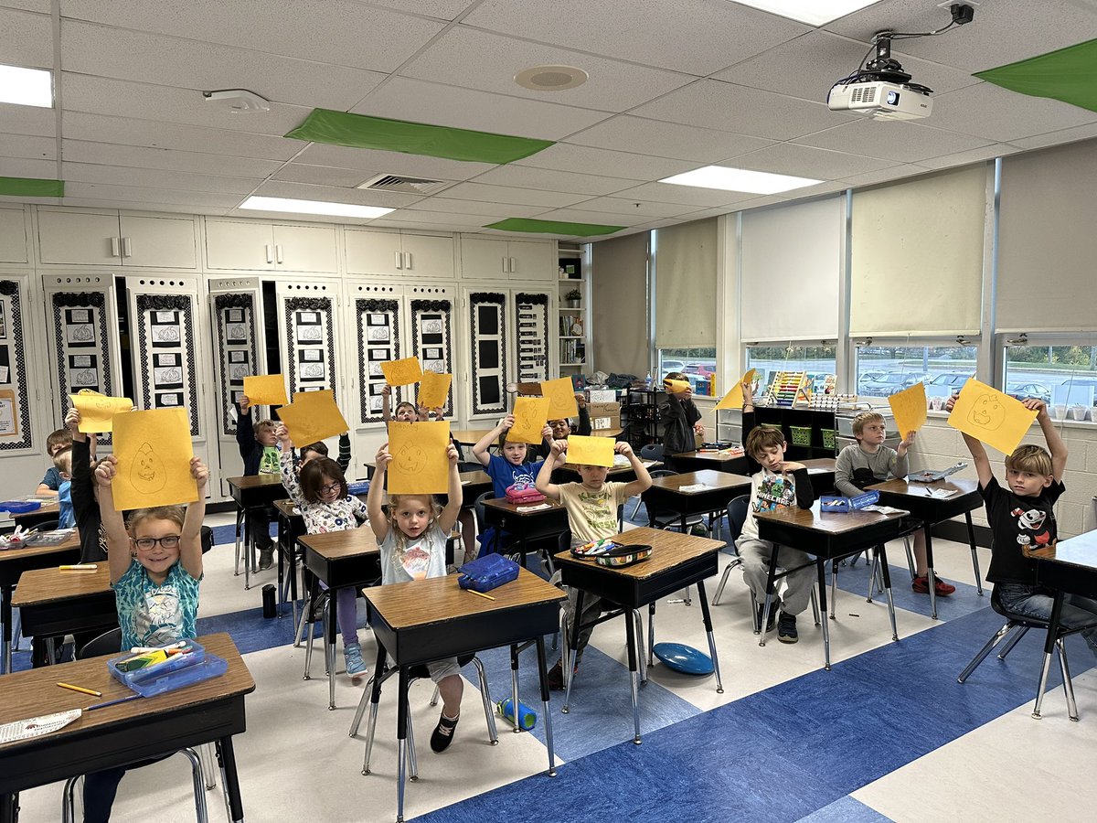 Everyone loved the directed drawing video of a pumpkin today! This is a fun activity, but also a great way for the kids to use their listening skills & follow directions 🎃 
#tmgenius #kcsdropedintoreading