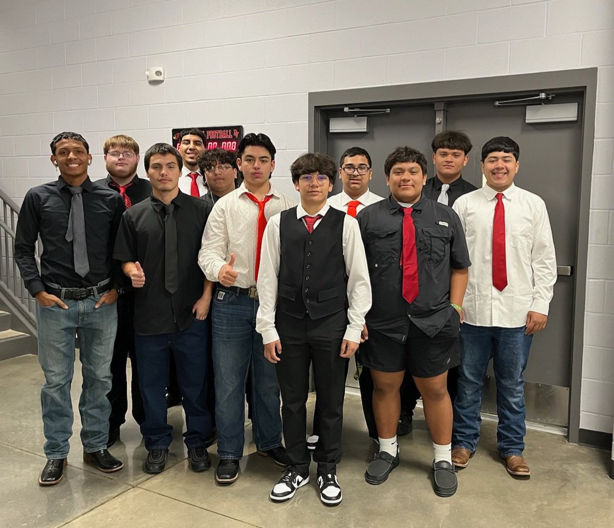 CoachPatmon's tweet image. Tie day of Red Ribbon Week! Learning to tie ties. Life lesson. 

@DVCardinalsFB young men looking sharp! 

Go Cards!🔴