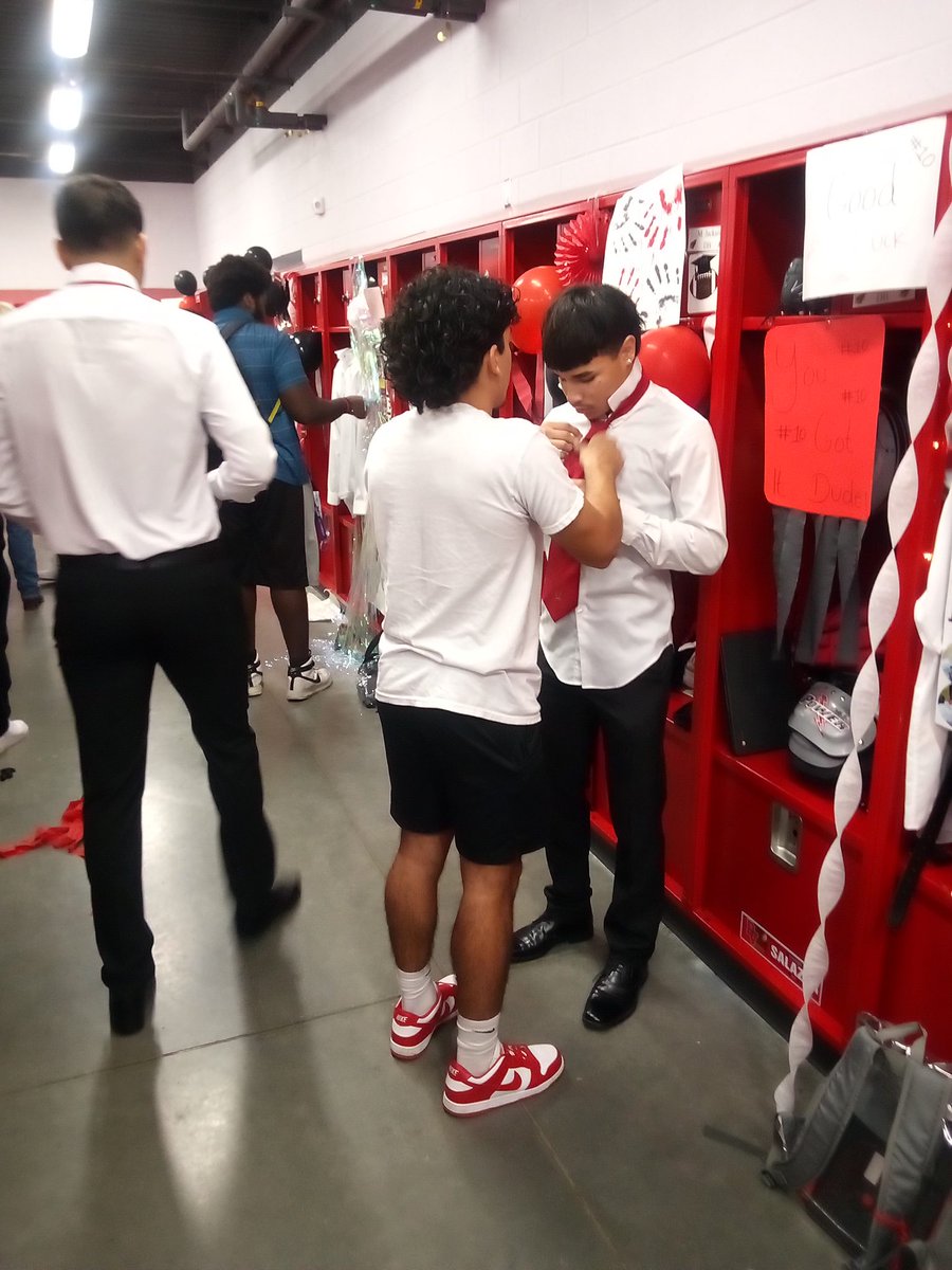 CoachPatmon's tweet image. Tie day of Red Ribbon Week! Learning to tie ties. Life lesson. 

@DVCardinalsFB young men looking sharp! 

Go Cards!🔴