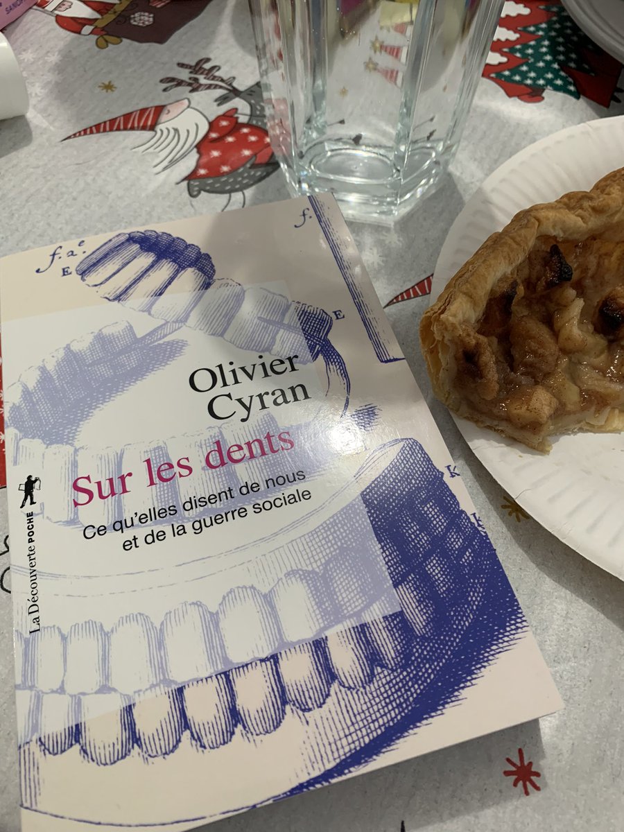 3llie's tweet photo. Tarte aux pommes aux épices et @OlivierCyran. C’est le #PtiGouter, quoi. 🤷🏻♀️ https://t.co/E2xcmjJX2z