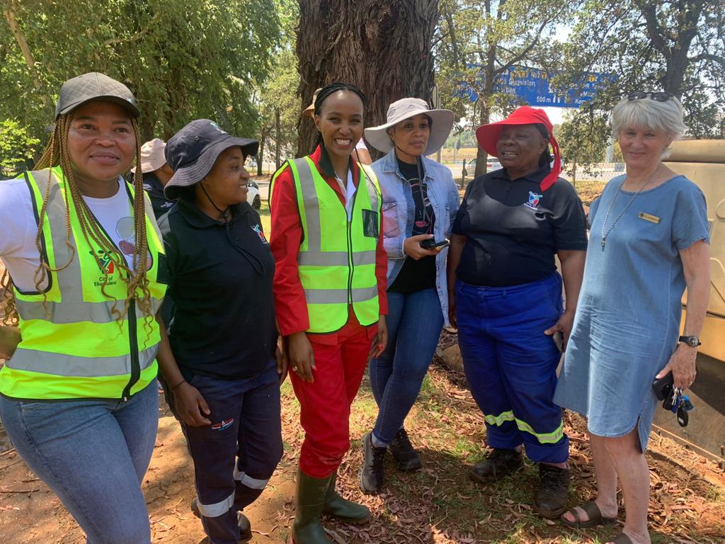 EFFGautengProv's tweet photo. 🚨Must Watch🚨
The @City_Ekurhuleni MMC for Energy, Water, and Sanitation, Commissar @MsaneThembi at Bedfordview, launching the #LeaksAttack Campaign. The MMC advises the community to use water sparingly.
#EFFInGovernment https://t.co/PqmQb0ibd6