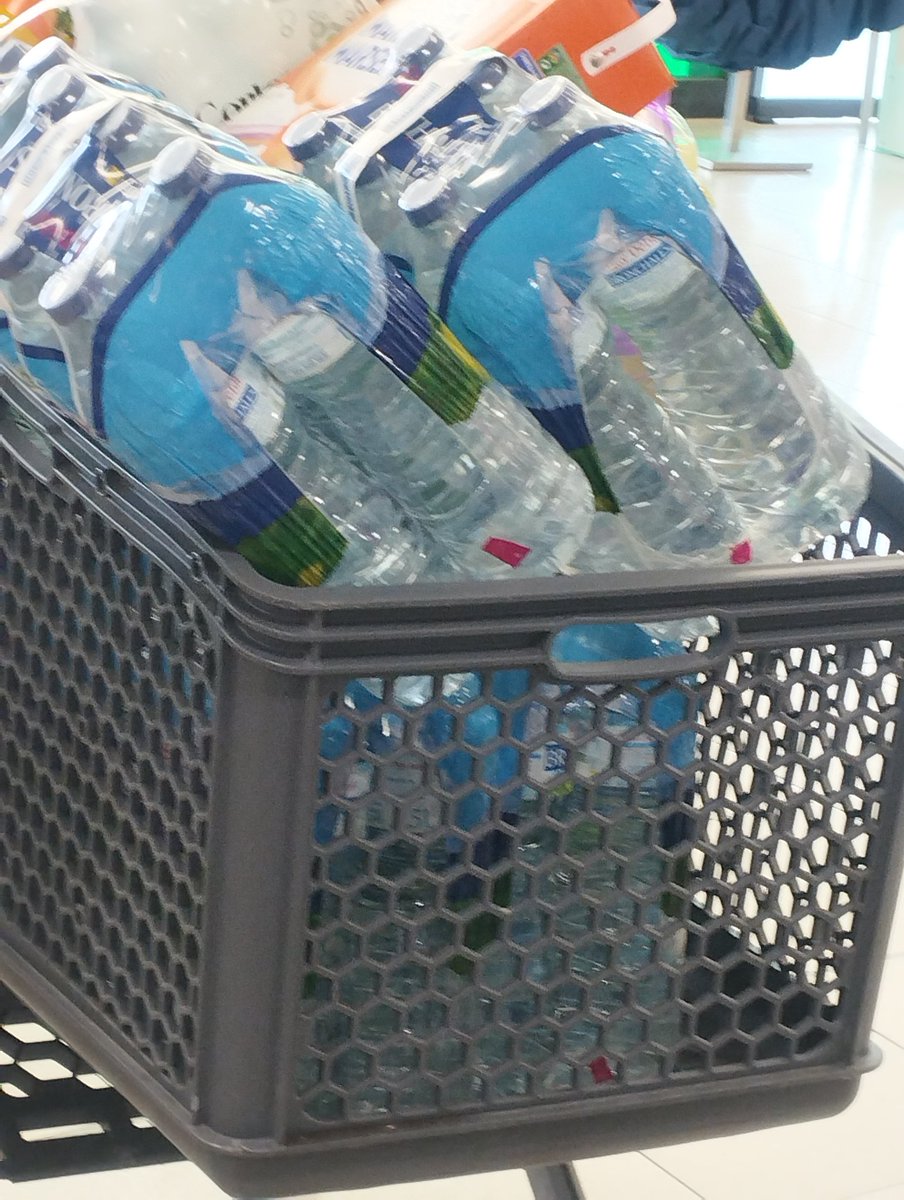 Quan veig aquesta imatge als supermercats em venen ganes de cridar: "Què en sou de rucs! Beu aigua de l'aixeta. Aigua de km0 i amb més garanties sanitàries que cap!  <a href="/ematsa/">EMATSA</a>