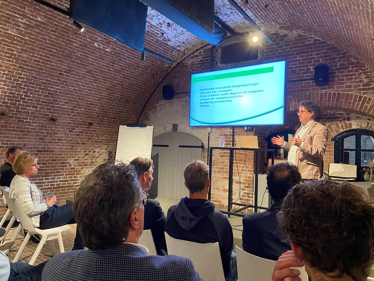 Interessante presentaties over water &amp; bodem sturend van <a href="/JeroenHaan1/">Jeroen Haan, volg @jeroenhaan.bsky.social</a> <a href="/HDSR_waterschap/">Stichtse Rijnlanden</a> en Kaderrichtlijn Water van collega <a href="/MJVerwoerd/">Martijn Verwoerd</a> tijdens themabijeenkomst <a href="/BouwendNL/">Koninklijke Bouwend Nederland</a> afd. Midden Nederland in <a href="/fort_degagel/">Fort de Gagel</a>