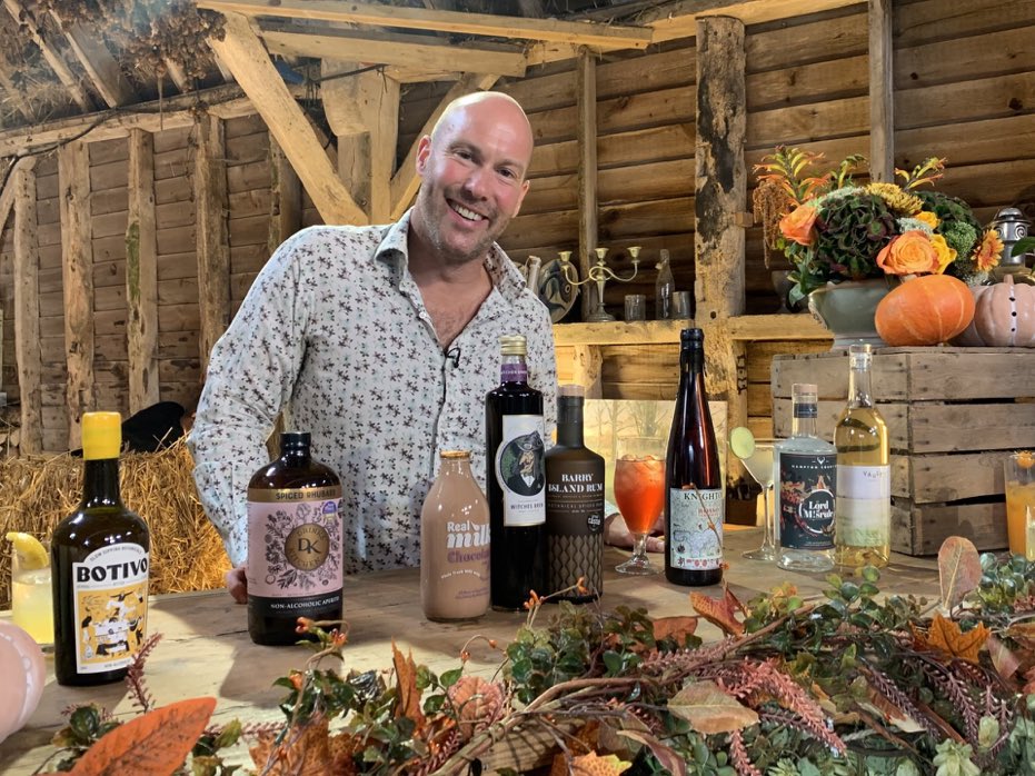We can’t wait to see <a href="/TVsAndyClarke/">Andy Clarke</a> showing us how to make lovely Halloween cocktails with our fresh chocolate milk this Sunday, on ‘Love Your Weekend’ with Alan Titchmarsh.
@ModernMilkman_ @milkandmore @WyreDeliveries <a href="/hanoverdairies/">Hanover Dairies</a> @TraceyWellsfarm