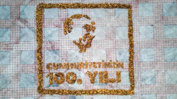 Ordu’da temizlik görevlileri, yere dökülen yapraklardan Atatürk silueti oluşturarak Cumhuriyet’in 100. Yılı’nı kutladı.