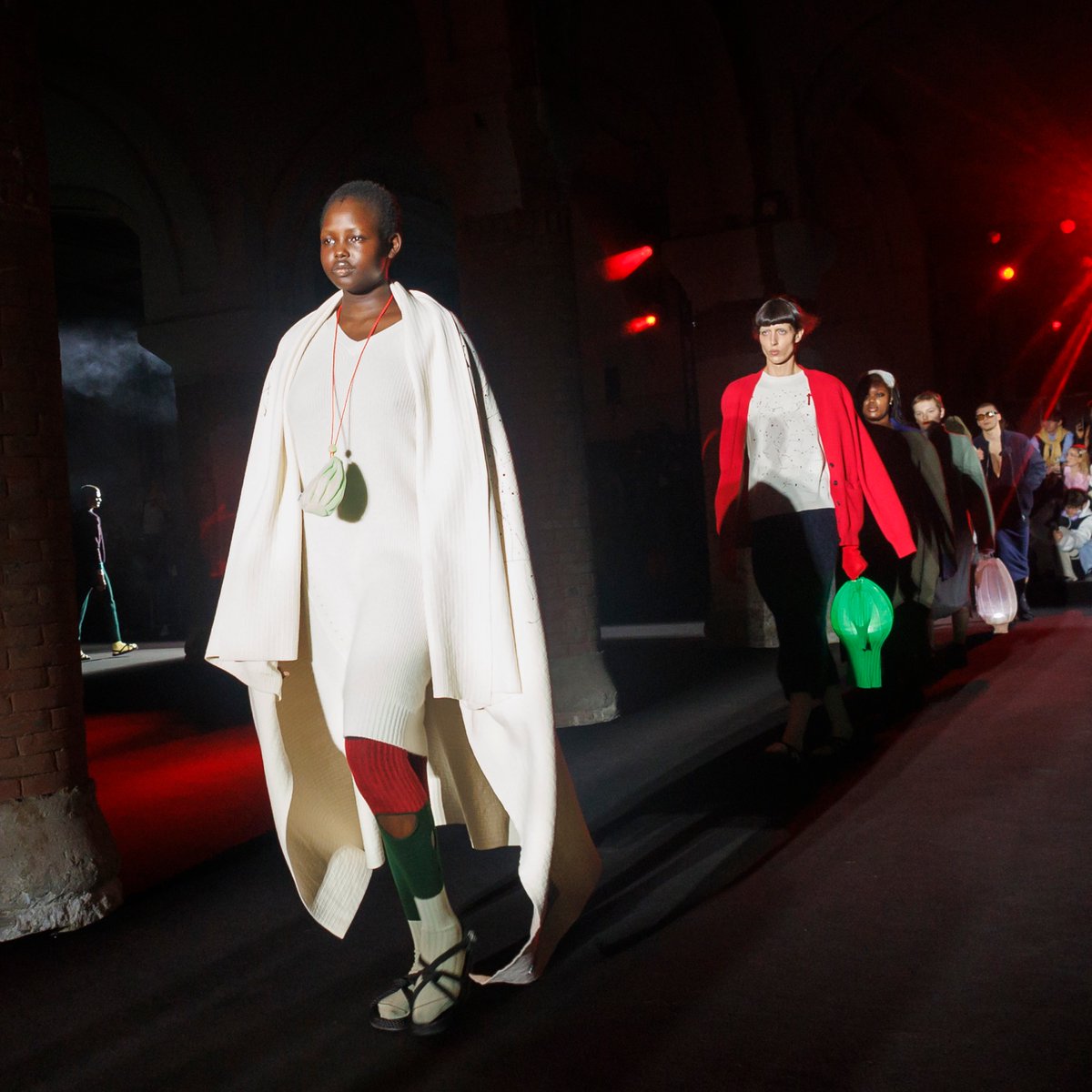 080_bcn_fashion's tweet photo. Celebrem la col·lecció 'The Travelers', posant en relleu la importància dels moments intermedis, els records i les connexions fetes en el camí.

#080bcnfashion #fashionweek #fashionshow #bielo_oscarleon #32edition #barcelona https://t.co/755F1ejlke