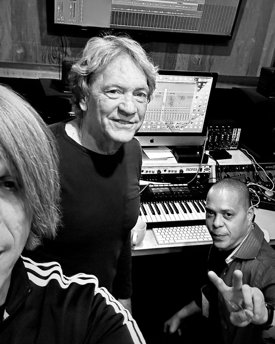 DonovanPlant's tweet photo. π Vocal night at Dreamrack last night. We have a two hour set this Sunday at 12 noon, Outer Sunset Farmers Market 37th @ Ortega π
#DonovanPlant #TheLeafs #EP #OutNow #dreamrackstudios #hydestreetstudios #NewMusic #Original https://t.co/OWOS8S1KBg