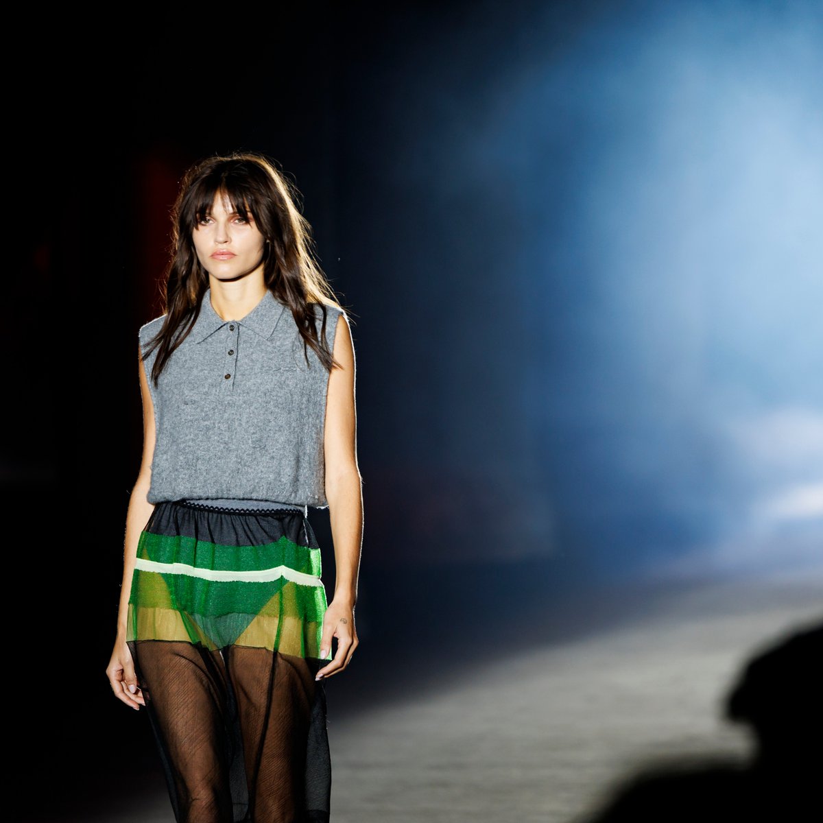 080_bcn_fashion's tweet photo. Celebrem la col·lecció 'The Travelers', posant en relleu la importància dels moments intermedis, els records i les connexions fetes en el camí.

#080bcnfashion #fashionweek #fashionshow #bielo_oscarleon #32edition #barcelona https://t.co/755F1ejlke