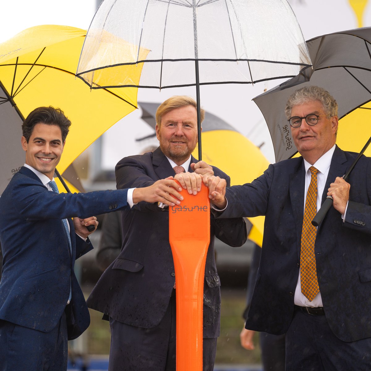 Vandaag in de Rotterdamse haven gaf Koning Willem-Alexander het startsein voor de aanleg van het landelijk waterstofnetwerk. Gasunie-CEO Fennema: ‘Een mijlpaal in de energietransitie, met dank aan onze partners. We zijn begonnen.' 👉 gasunie.nl/startwaterstof…