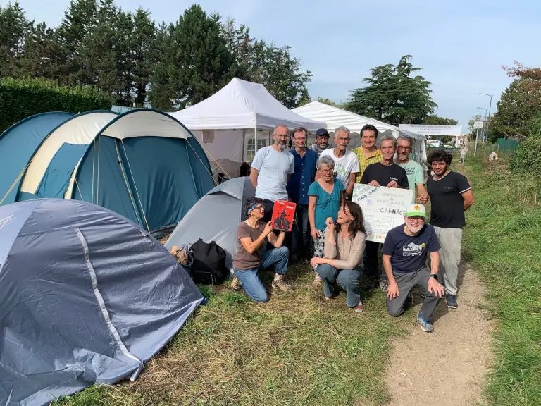 FneIDF's tweet photo. @CPTGonesse @amisdelaterre @PoleEcolo_IDF Près d’un mois déjà que le @CPTGonesse, opposé à l’artificialisation des terres agricoles du #TriangledeGonesse, a installé une Zone d’Imagination pour un Aménagement Concerté #ZIAC sur le terrain municipal attenant à l’ancien hôpital Adélaïde Hautval à Villiers-le-Bel (95). https://t.co/rWfP5O84Oc