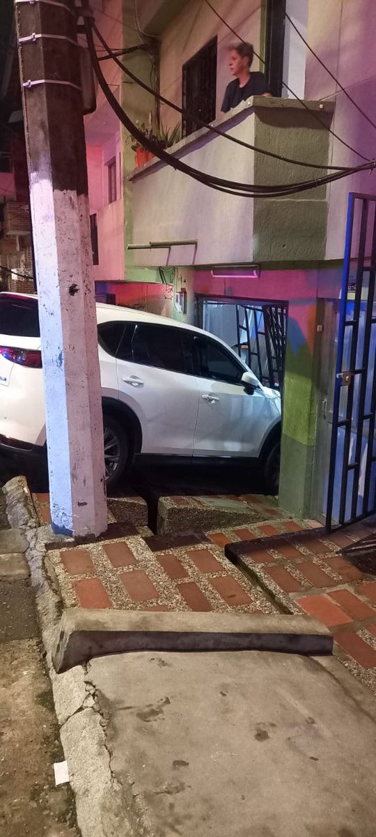 #Medellin | En la madrugada de este viernes en el sector de Villa Hermosa, dos presuntos fleteros pretendían hurtar este vehículo el cual era conducido por una mujer la cual reaccionó arrollándolos contra una vivienda, al momento reportan los dos hombres perdieron la vida.