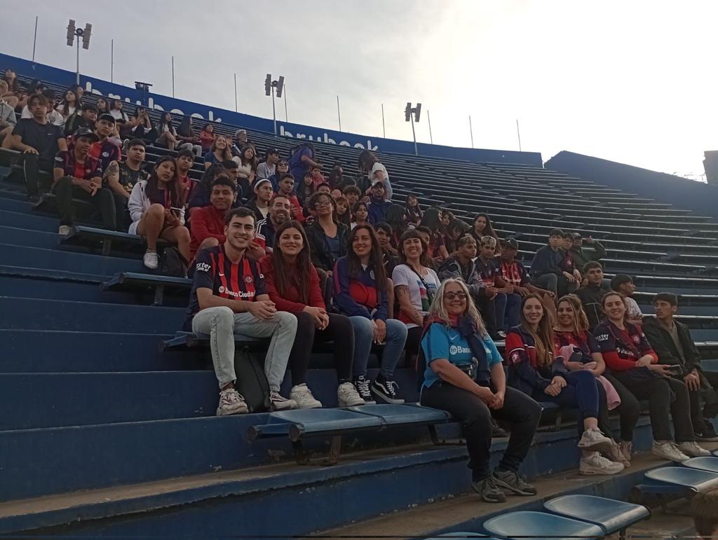 CaslaSocial's tweet photo. 📌 Chicas y chicos del #ProgramaAdolescencia presentes en el Nuevo Gasómetro. 
Gracias a este Programa del @gcba implementado en 2013 en @SanLorenzo, 325 adolescentes del Barrio Padre Ricciardelli practican deportes de manera totalmente gratuita durante todo el año.
#Social 💙❤️ https://t.co/PEy9IHiCWU