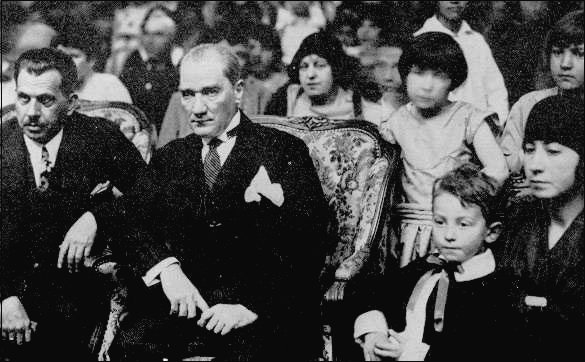 TurkunInkilabi's tweet photo. "Cumhuriyet fazilettir.
Cumhuriyet idaresi faziletli ve namuskâr insanlar yetiştirir. Sultanlık korkuya, tehdide müstenit olduğu için korkak, zelil, sefil, rezil insanlar yetiştirir."

Gazi Mustafa Kemal, 1925

#İlelebetPayidar https://t.co/Wb8GOmmwad